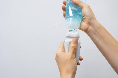 El görüntüsünü kapat, ultrason jelini beyaz arka planda kalp sondasına tak. tıbbi ekipman konsepti