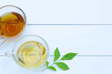 Beyaz masa üzerinde yeşil ve Çin çayı düzlüğü.