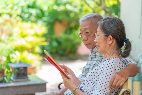 Sênior Asiático Casal Usando Tablet Para Ler Social Media Juntos — Fotografia de Stock