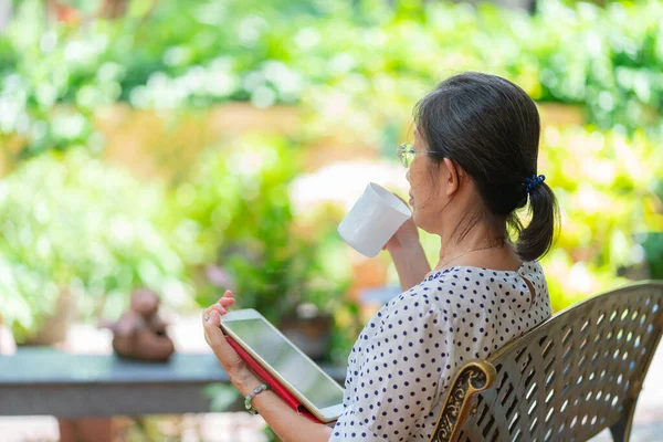 Ältere Asiatische Frau Die Kaffee Trinkt Während Sie Die Sozialen — Stockfoto