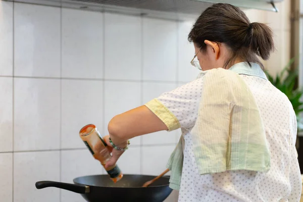 Anziano Asiatico Donna Cooking Pasta Pranzo Cucina — Foto Stock