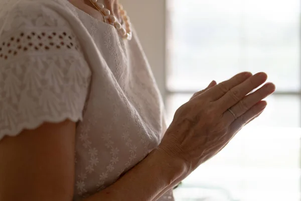 Mujer Mayor Haciendo Meditación Casa Concepto Mindfulness — Foto de Stock