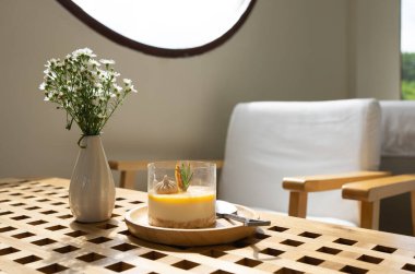 Kafedeki masada servis edilen limon peynirli turta.