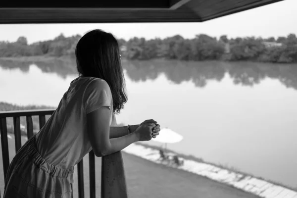 Νεαρή Ενήλικη Γυναίκα Απολαμβάνουν Θέα Στο Ποτάμι Ενώ Λαμβάνοντας Διακοπές — Φωτογραφία Αρχείου