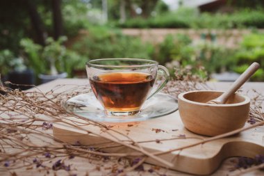 Kahve masasında sıcak çay ve bal servis edilir.