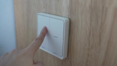 Işığı açmak için el düğmesine basın