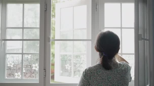 资深亚洲女人早上打开窗户 — 图库视频影像