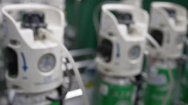 Hastanedeki oksijen tankının odaklı olmayan görüntüsü