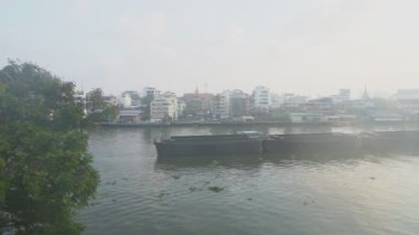 Sabah Chao Phraya Nehri 'nde kum taşıyan gemi, Bangkok, Tayland