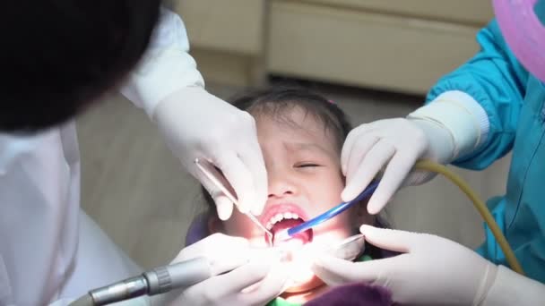 Молода Азіатська Дівчина Плаче Поки Стоматолог Робить Стоматологічну Процедуру — стокове відео