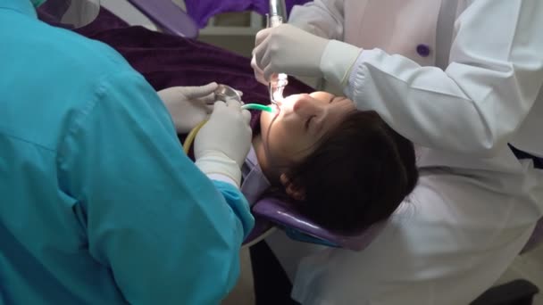 Dişçi Hastanede Asyalı Kıza Diş Tedavisi Uyguluyor — Stok video