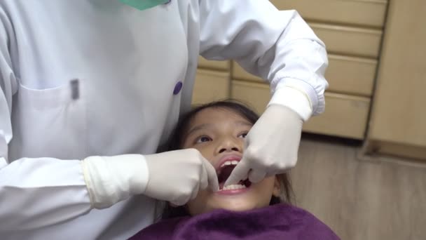 Dentista Pomocí Zubní Nit Čištění Potravin Zubu Asijské Dívky — Stock video