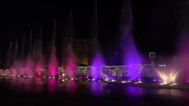 Bangkok, Tayland - 20 Kasım 2020 - Chao Phraya Nehri kıyısında güzel bir müzikal dans çeşmesi