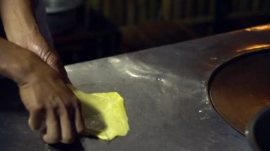 Güzel roti yapan bir adamın eli. Thai sokak yemekleri konsepti