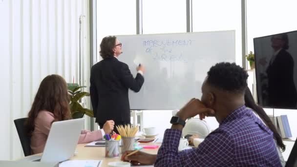 Multiethnic Business Team Včetně Bělochů Černochů Diskutuje Brainstorming Novém Projektu — Stock video