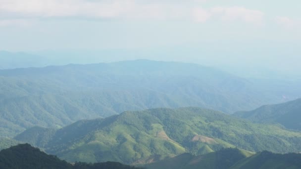 Mavi Gökyüzünün Altındaki Yeşil Dağın Manzarası — Stok video