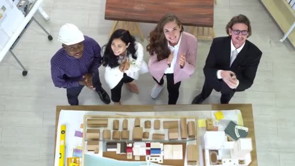 Vista Desde Arriba Del Equipo Negocios Multiétnicos Incluyendo Arquitecto Ingeniero — Vídeo de stock