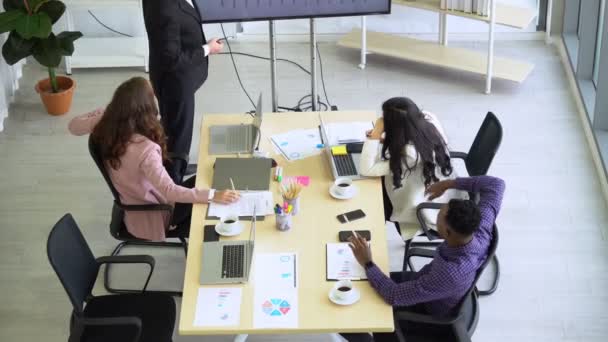 Equipe Negócios Multiétnica Incluindo Caucasianos Negros Discutindo Brainstorming Sobre Novo — Vídeo de Stock