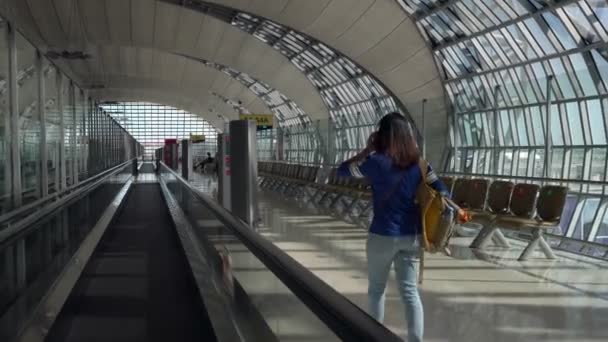 女性は空港のゲートから飛行機に乗り — ストック動画