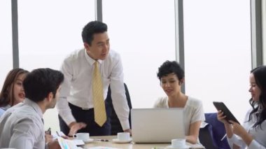 Üst düzey Asyalı yönetici, çok ırklı ekiple yeni proje hakkında görüştü. iş konseptinde çeşitlilik