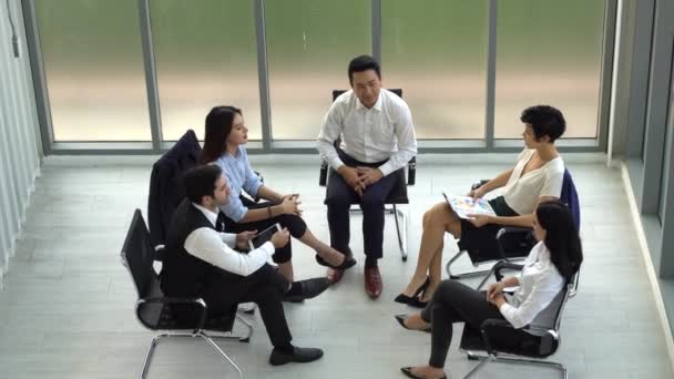 아시아 코카서스 사람들을 회의에서 신제품에 논의한다 개념의 — 비디오