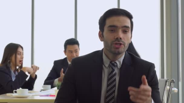 Junger Kaukasischer Geschäftsmann Spricht Während Einer Videokonferenz Mit Der Kamera — Stockvideo