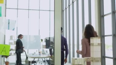 Çok ırklı iş adamları toplantı odasında yürüyorlar