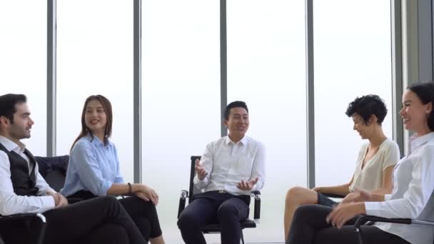 Equipo Negocios Multiétnicos Incluyendo Personas Asiáticas Caucásicas Discuten Sobre Nuevo — Vídeos de Stock