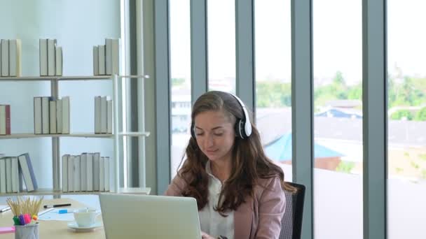 Mujer Caucásica Utilizando Computadora Para Trabajar Oficina — Vídeo de stock