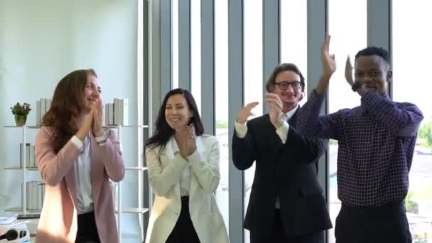 プロジェクトの終了を祝うために手を拍手する多民族ビジネスチームのスローモーション映像 — ストック動画