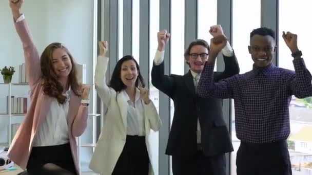 Imágenes Cámara Lenta Del Equipo Empresarial Multiétnico Aplaudiendo Para Celebrar — Vídeo de stock