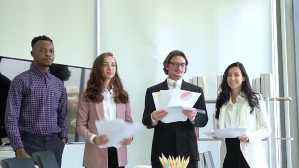 Equipo Empresarial Multiétnico Tirando Papel Para Celebrar Éxito Del Proyecto — Vídeo de stock