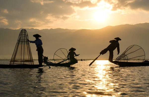 Babası Oğulları Dahil Olmak Üzere Yerel Asyalı Balıkçı Ailesi Inle — Stok fotoğraf