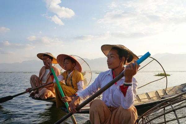 Местные Азиатские Рыбаки Семьи Включая Отца Сыновей Лодке Inle Lake — стоковое фото