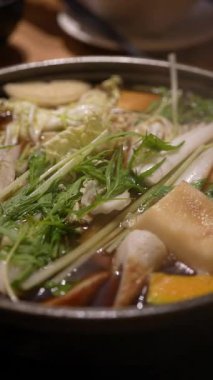 Restoranda Sukiyaki yapma süreci. Gıda Kavramının Dikey Görüntüsü