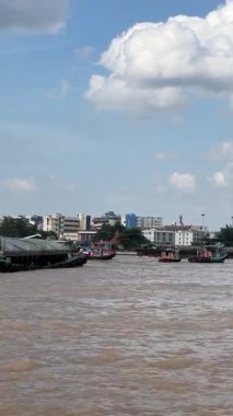 Chao Phraya Nehri, Bangkok, Tayland 'da Sand Mavnasını Üç Römorkör Çekiyor. Dikey Görüntü