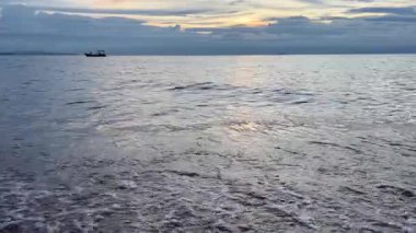 güzel deniz ve plaj gün batımında