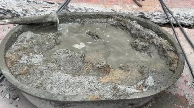 Beton yapmak için çimento karışımına su döküldü