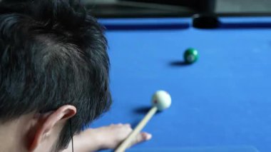 Sekiz Top Oynayan Adam Bilardo Oyunu