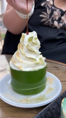 Restorandaki Yumuşak Servisli Dondurma 'ya Kadın Şurubu Ekle' nin yakın plan görüntüsü. Dikey Görüntü