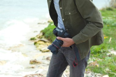 Adam doğayı fotoğraflıyor.