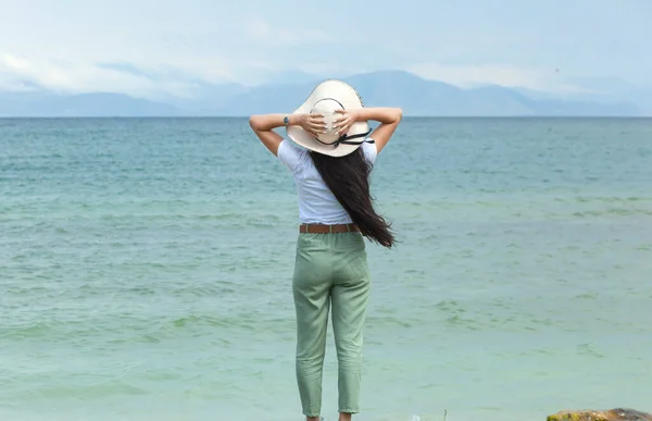 Deniz Arka Planında Şapkalı Mutlu Kadın — Stok fotoğraf