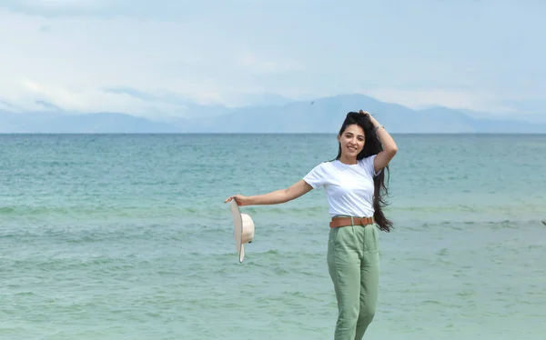 Deniz Altyapısında Mutlu Genç Bir Kadın — Stok fotoğraf