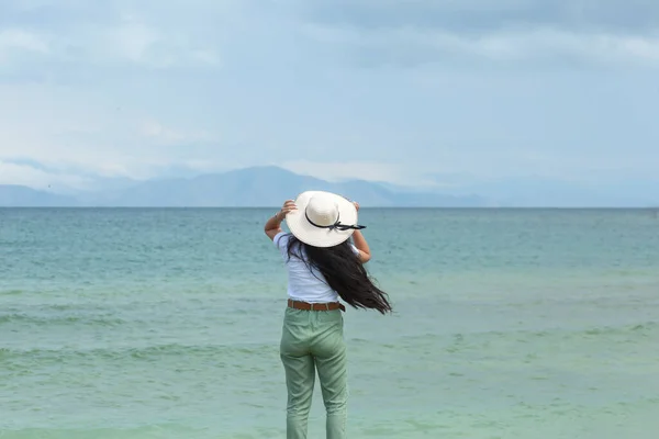Deniz Altyapısında Mutlu Genç Bir Kadın — Stok fotoğraf