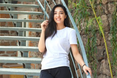 Sokakta merdivenlerde bir kadın.