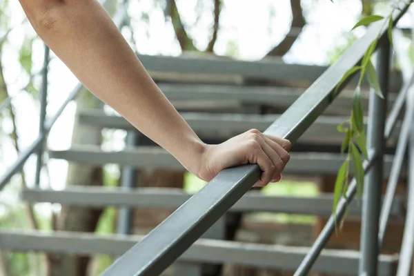 Kadın Arka Planda Merdivenleri Tırmanıyor — Stok fotoğraf