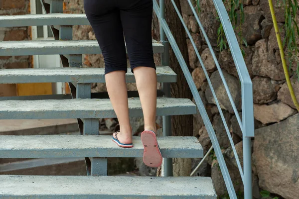 Kadın Arka Planda Merdivenleri Tırmanıyor — Stok fotoğraf