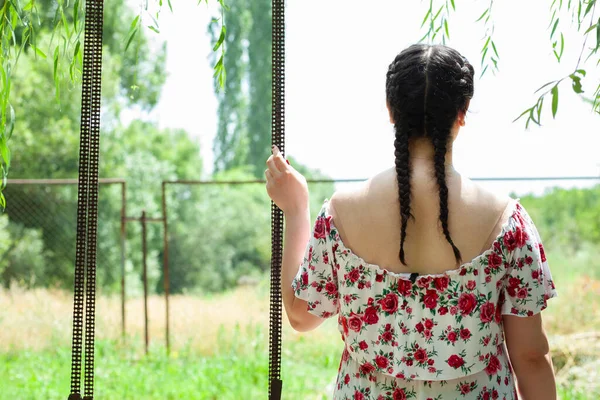 Vrouw Bij Draaimolen Tuin — Stockfoto