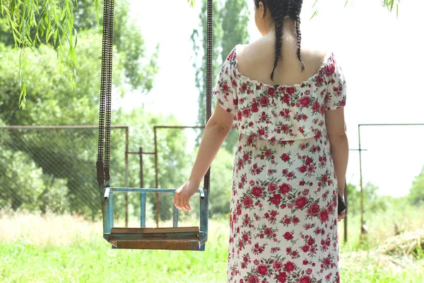 Femme Près Carrousel Dans Jardin — Photo