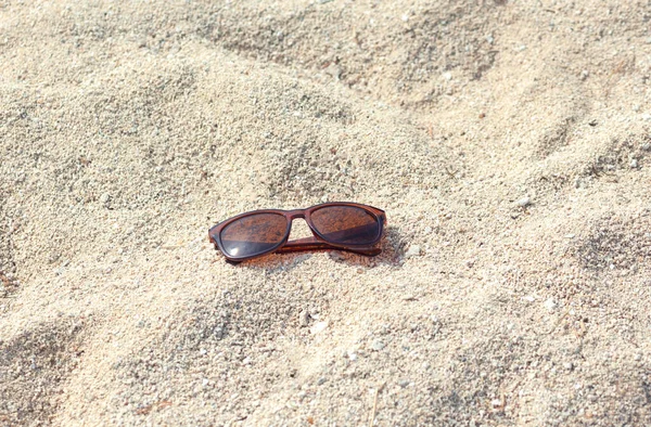 Óculos Sol Fundo Praia — Fotografia de Stock